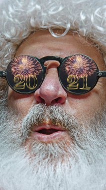 2021 yılının yansıması olan gözlüklü Noel Baba 'ya yakın çekim. Mutlu yıllar.