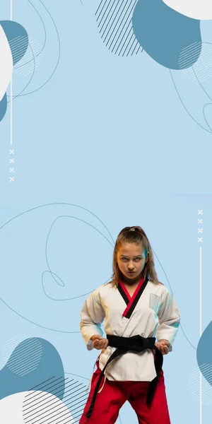 Karatê, menina taekwondo com cinto preto isolado em fundo azul com design geométrico, folheto vertical — Fotografia de Stock