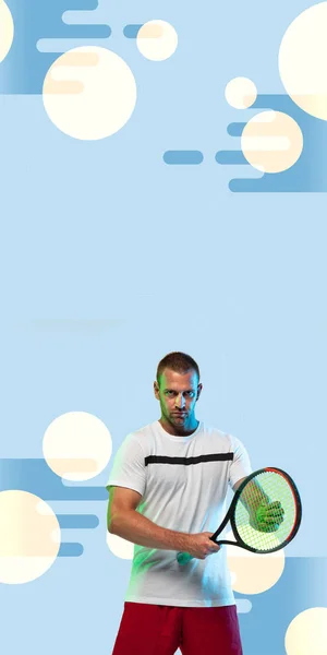 Uomo che gioca a tennis isolato su sfondo blu geometrico studio in luce al neon, flyer verticale — Foto Stock
