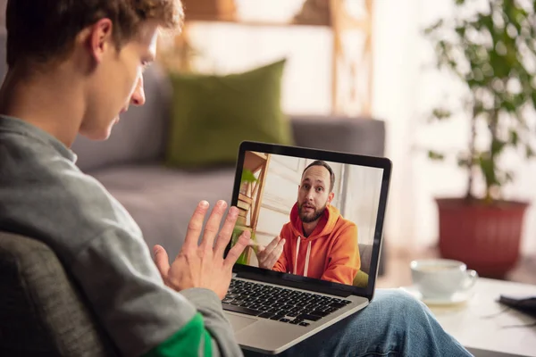 Feiern und Feiertage während der Quarantäne. Freunde oder Familie beim Auspacken von Geschenken per Videoanruf — Stockfoto