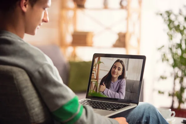 Célébration et vacances pendant le concept de quarantaine. Amis ou famille déballer des cadeaux tout en parlant à l'aide d'un appel vidéo — Photo