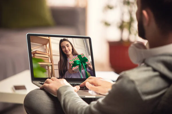 Célébration et vacances pendant le concept de quarantaine. Amis ou famille déballer des cadeaux tout en parlant à l'aide d'un appel vidéo — Photo