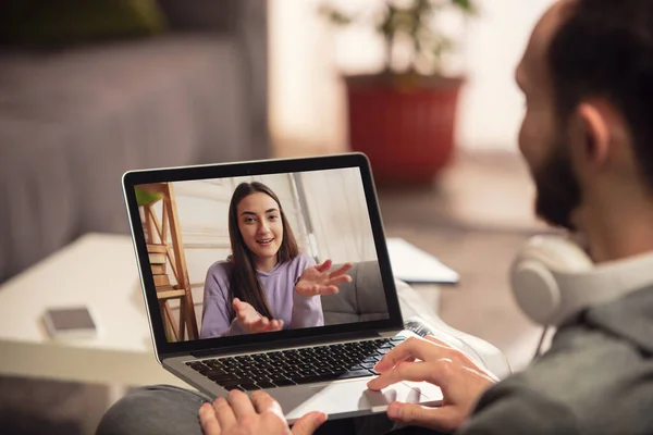 Feestdagen en feestdagen tijdens quarantaine concept. Vrienden of familie uitpakken geschenken tijdens het praten met behulp van video oproep — Stockfoto