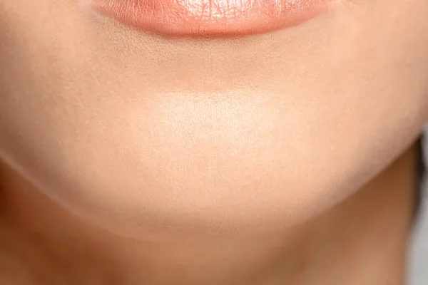 Primer plano retrato de hermosa mujer judía aislada en el fondo del estudio. Belleza, moda, cuidado de la piel, concepto de cosméticos. Detalles. — Foto de Stock