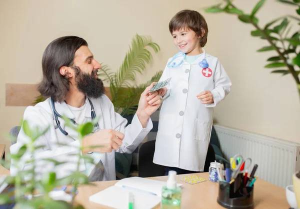 Kinderarzt untersucht Kind in Arztpraxis — Stockfoto