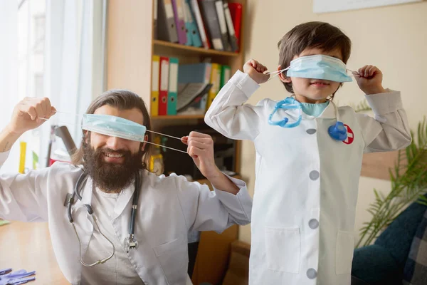 Kinderarts die een kind onderzoekt in een comfortabel medisch kantoor — Stockfoto