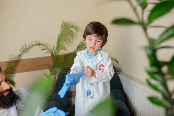 Médico pediatra examinando uma criança no consultório médico comfortabe — Fotografia de Stock