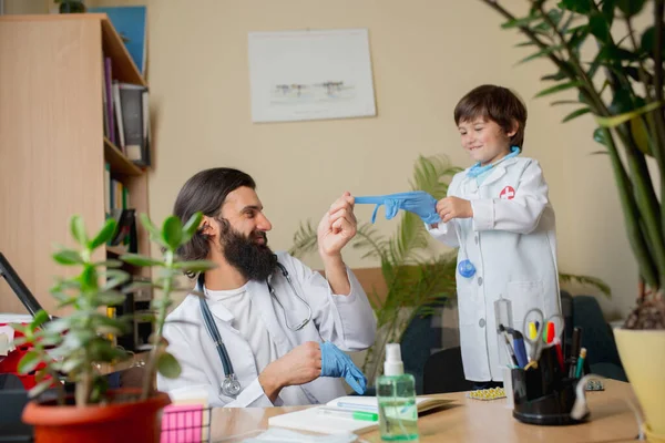 Kinderarts die een kind onderzoekt in een comfortabel medisch kantoor — Stockfoto