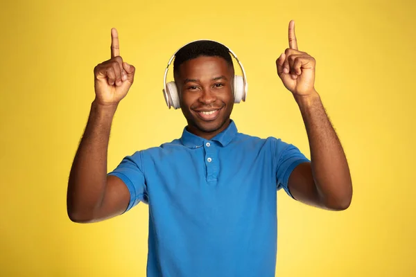 Retrato de mans afroamericanos jóvenes aislados sobre fondo de estudio amarillo, expresión facial. Hermoso retrato masculino de media longitud con copyspace. — Foto de Stock