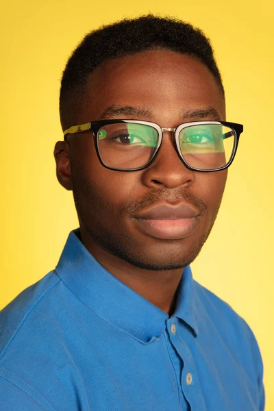 年轻的非洲裔美国人的肖像被隔离在黄色的工作室背景，面部表情。有彩色空间的漂亮男性半长肖像. — 图库照片