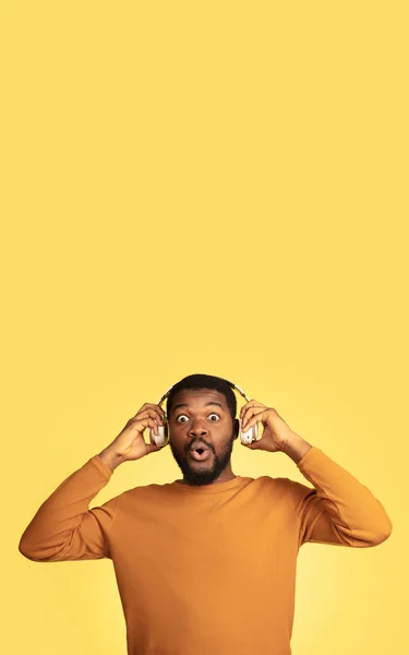 Retrato de homem jovem afro-americano isolado em fundo de estúdio amarelo, expressão facial. Bonito macho meia-comprimento retrato com copyspace. — Fotografia de Stock