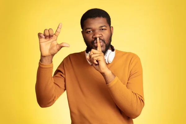 Retrato de homem jovem afro-americano isolado em fundo de estúdio amarelo, expressão facial. Bonito macho meia-comprimento retrato com copyspace. — Fotografia de Stock