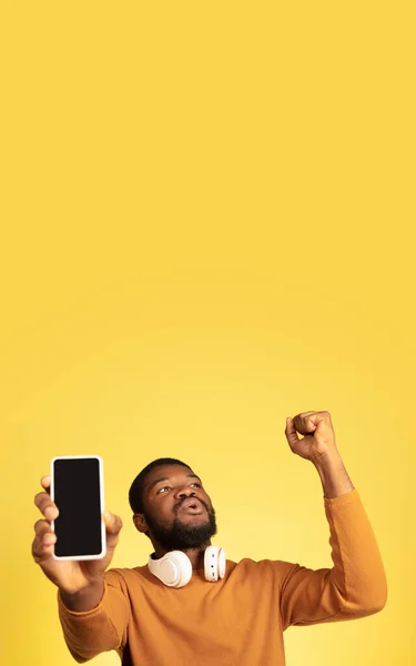Retrato de mans afroamericanos jóvenes aislados sobre fondo de estudio amarillo, expresión facial. Hermoso retrato masculino de media longitud con copyspace. — Foto de Stock