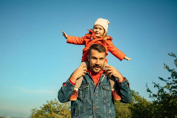 Mutlu baba ve küçük tatlı kız sonbahar güneşli bir günde orman yolunda yürüyorlar. — Stok fotoğraf