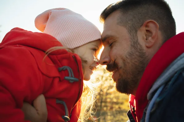 Gelukkige vader en kleine schattige dochter wandelen door het bos pad in de herfst zonnige dag — Stockfoto