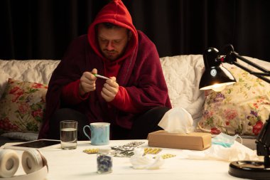 Ekoseye sarılmış bir adam hasta, hasta, hapşıran ve evde oturup öksüren birine benzer.