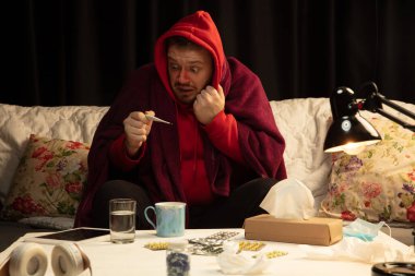 Ekoseye sarılmış bir adam hasta, hasta, hapşıran ve evde oturup öksüren birine benzer.