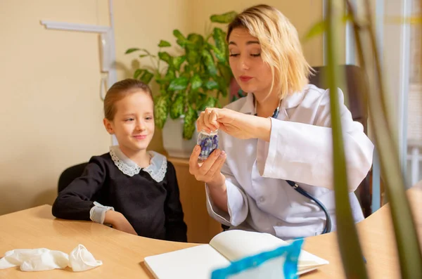 Kinderarzt untersucht Kind in Arztpraxis — Stockfoto