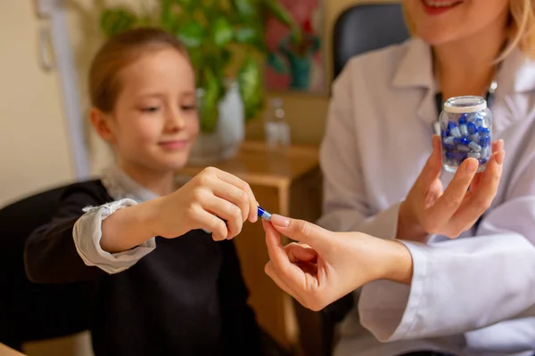 Kinderarzt untersucht Kind in Arztpraxis — Stockfoto