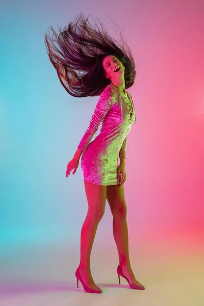 Hermosa chica seductora en vestido de moda, traje en brillante degradado rosa-azul de fondo en luz de neón —  Fotos de Stock
