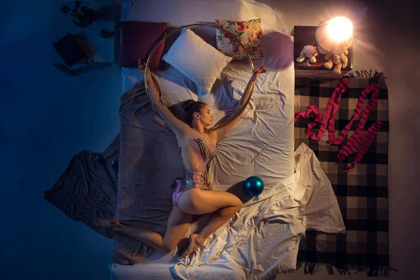 Вид спящего в своей спальне молодого профессионала в спортивной одежде. Интерьер дома. — стоковое фото
