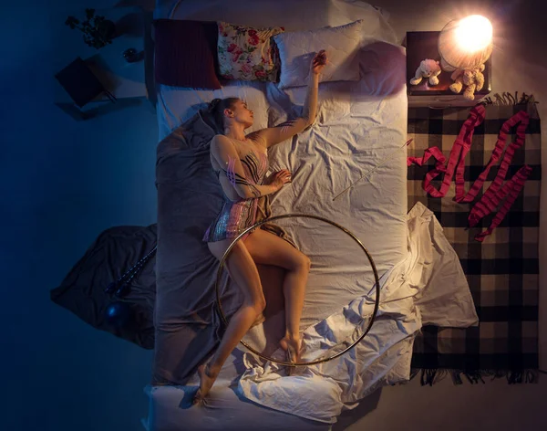 Вид спящего в своей спальне молодого профессионала в спортивной одежде с обручем-копытом. — стоковое фото