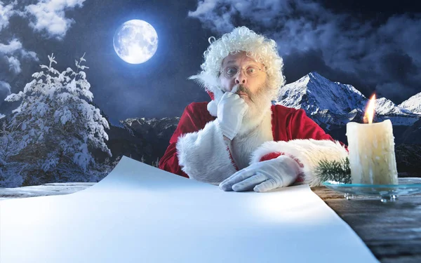 Emotionele Kerstman gefeliciteerd met Nieuwjaar en Kerstmis, het schrijven van een brief, verlanglijstje in middernacht met kaars — Stockfoto