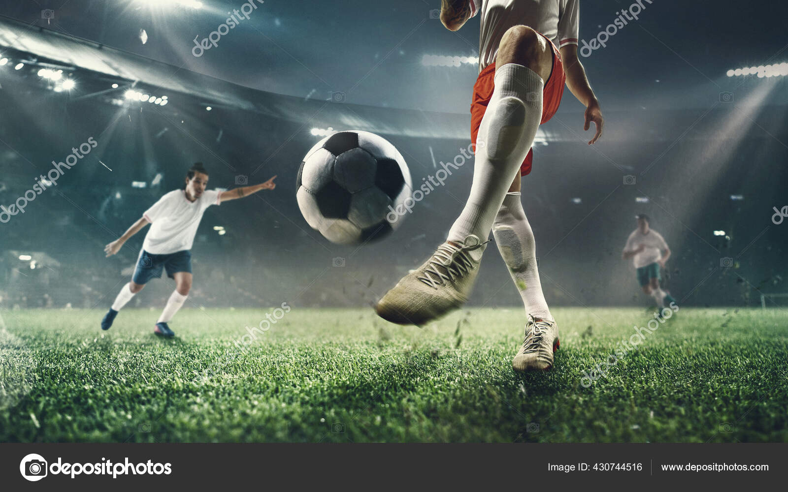 Imagem recortada de dois jogadores de futebol, em movimento, ação
