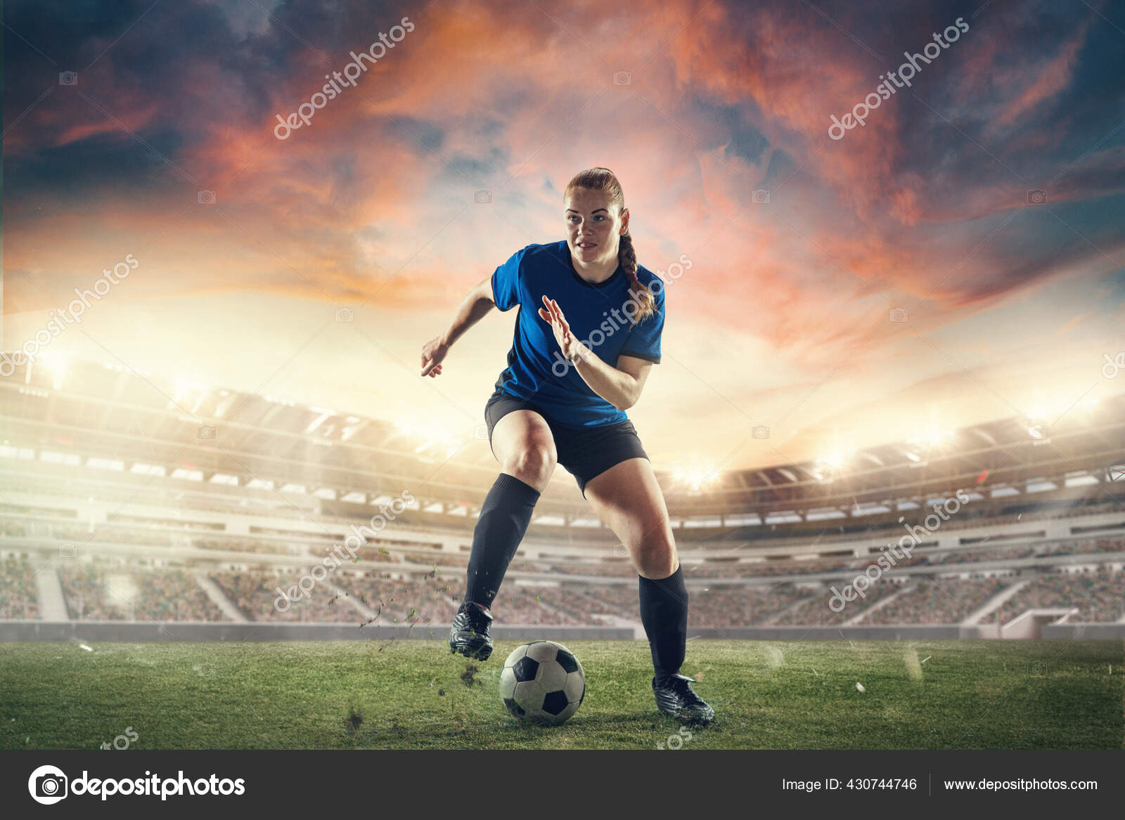 Jogador De Futebol Ou Futebol Em Ação No Estádio Com Lanternas