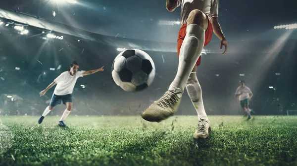 Primer plano de fútbol o jugadores de fútbol en el estadio - movimiento, acción, concepto de actividad. Folleto de anuncio, diseño. — Foto de Stock