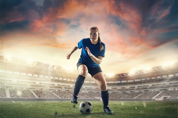 スタジアムでの女子サッカーやサッカー選手-運動、アクション、アクティビティのコンセプト。広告用チラシ、デザイン. — ストック写真
