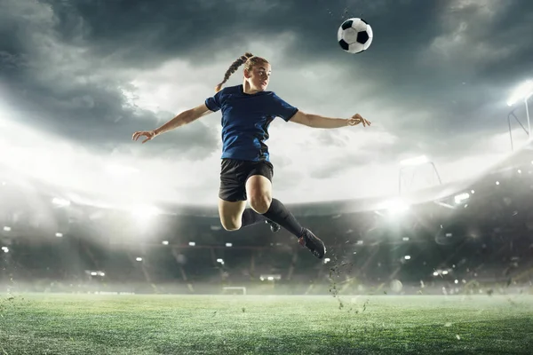 Fútbol femenino o jugador de fútbol pateando pelota en salto en el estadio - movimiento, acción, concepto de actividad. Folleto de anuncio, diseño. —  Fotos de Stock