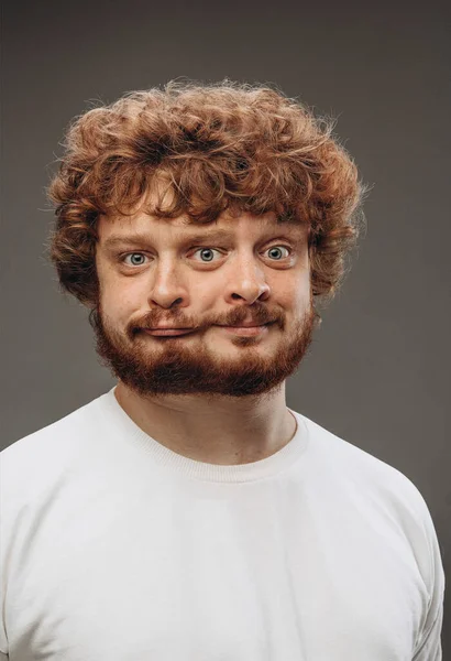 Jonge man met dubbele emoties combinatie op gezicht geïsoleerd op donkere achtergrond, emotioneel en expressief — Stockfoto