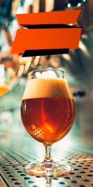 Barda köpüklü bira bardağı. Dikey afiş, reklam broşürü.