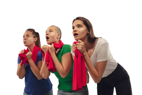 Weibliche Fußballfans feuern ihre Lieblingsmannschaft mit hellen Emotionen auf weißem Studiohintergrund an — Stockfoto