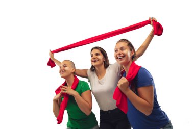 Bayan futbol taraftarları, beyaz stüdyo arka planında izole edilmiş parlak duyguları olan favori spor takımı için tezahürat yapıyorlar.