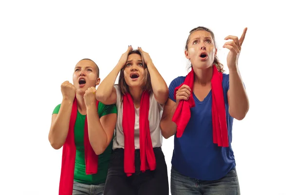 Fans de football féminin acclamant pour l'équipe sportive préférée avec des émotions vives isolées sur fond de studio blanc — Photo