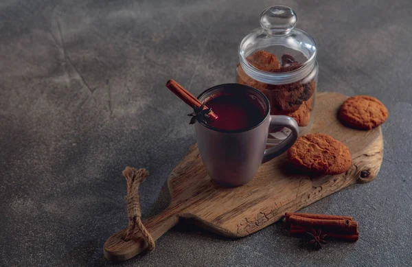 グレーと白の背景に隔離されたシナモンとクッキーでお茶やコーヒーのカップ。広告のコピースペース、デザイン. — ストック写真