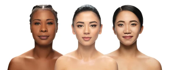 Etnis dan wanita cantik yang berbeda terisolasi dengan latar belakang putih. Multi-etnis kecantikan. — Stok Foto