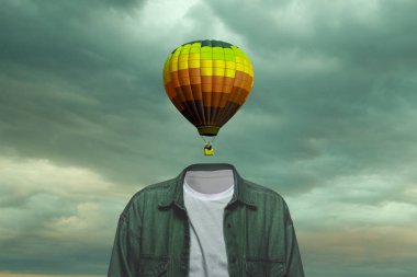 Çağdaş sanat kolajı. Parlak aerostatı olan erkek gövdesi mavi gri arka planda izole edilmiş. Yaratıcılık, beyin konsepti .