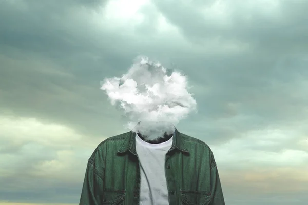 Коллаж современного искусства. Мужское тело модели с головой, полной дыма о небе и облаках. — стоковое фото