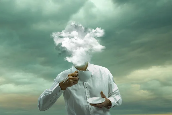 Κολάζ σύγχρονης τέχνης. Αρσενικό σώμα του μοντέλου με το κεφάλι γεμάτο καπνό για τον ουρανό και τα σύννεφα πίνοντας τσάι. — Φωτογραφία Αρχείου