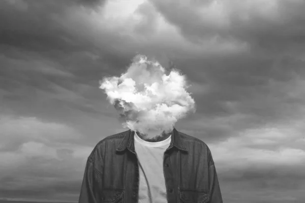 Κολάζ σύγχρονης τέχνης. Μαύρο και άσπρο, Αρσενικό σώμα μοντέλου με το κεφάλι γεμάτο καπνό για τον ουρανό και τα σύννεφα. — Φωτογραφία Αρχείου