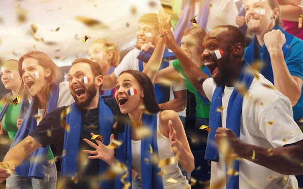 Groupe de fans heureux applaudissent pour leur victoire par équipe. Collage composé de 9 modèles. — Photo