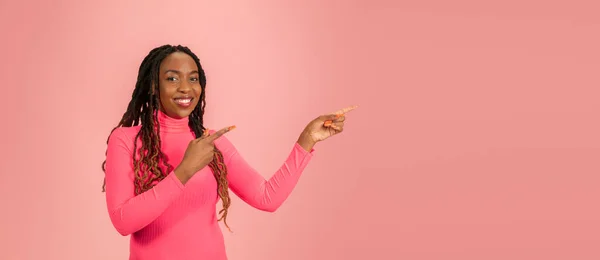 Портрет молодої афро-американки, ізольованої на рожевому студійному фоні, вираження обличчя. Красивий жіночий напівдовгий портрет з копійкою . — стокове фото