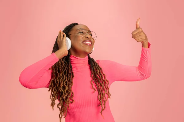 Retrato de mujeres afroamericanas jóvenes aisladas sobre fondo de estudio rosa, expresión facial. Hermoso retrato femenino de media longitud con copyspace. —  Fotos de Stock