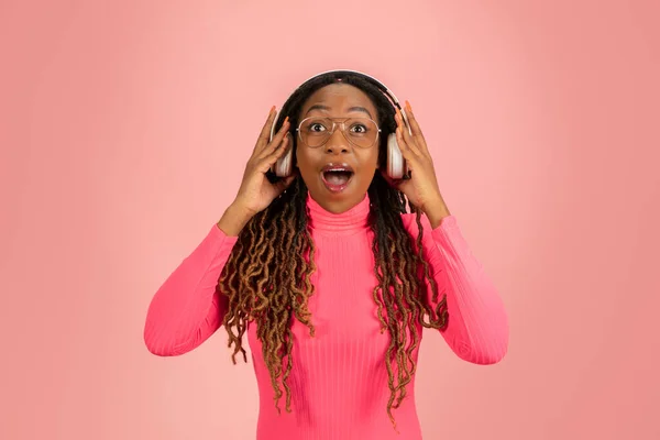 Retrato de mujeres afroamericanas jóvenes aisladas sobre fondo de estudio rosa, expresión facial. Hermoso retrato femenino de media longitud con copyspace. —  Fotos de Stock