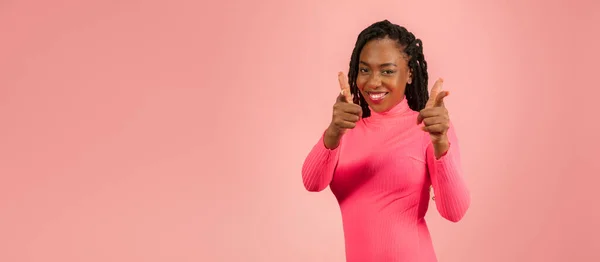 Ritratto di giovane donna afro-americana isolata su sfondo rosa studio, espressione facciale. Bellissimo ritratto femminile a mezza lunghezza con copyspace. — Foto Stock