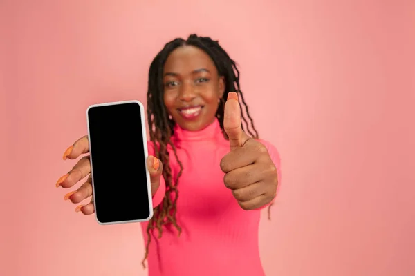 Portret van een gelukkige Afrikaans-Amerikaanse vrouw geïsoleerd op een roze studio achtergrond, gezichtsuitdrukking. Halflang portret met kopieerruimte. — Stockfoto