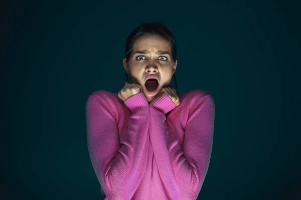 Gros plan portrait de jeune folle effrayée et choquée femme isolée sur fond sombre — Photo